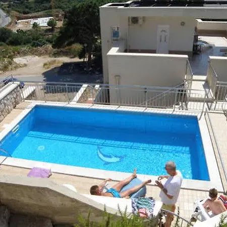 Borna With Free Parking Appartement